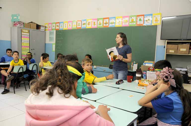 Ana Luiza Tófano, professora da Escola Municipal Luiz Marques Castelo (zona rural), teve contato com o kit em 2011: hoje, através dele, trabalha a poesia com os alunos Ana Luiza Tófano, professora da Escola Municipal Luiz Marques Castelo (zona rural), teve contato com o kit em 2011: hoje, através dele, trabalha a poesia com os alunos