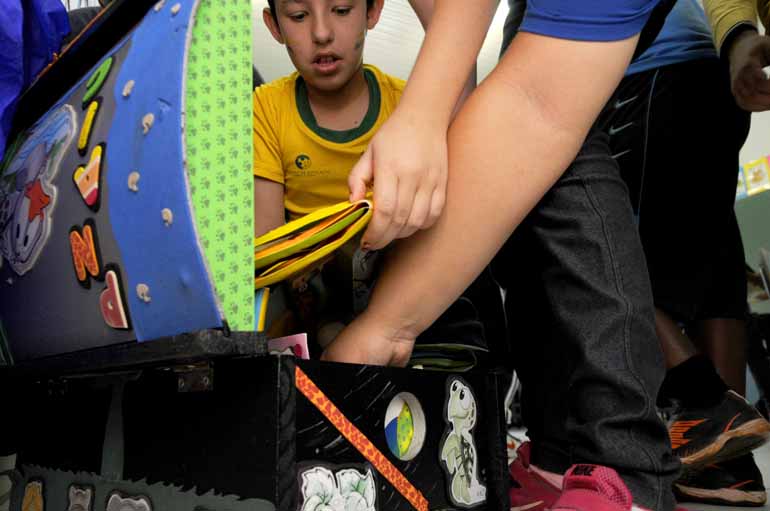 Fotos: Saulo Ohara - Crianças ampliam o repertório de palavras de forma lúdica Fotos: Saulo Ohara - Crianças ampliam o repertório de palavras de forma lúdica