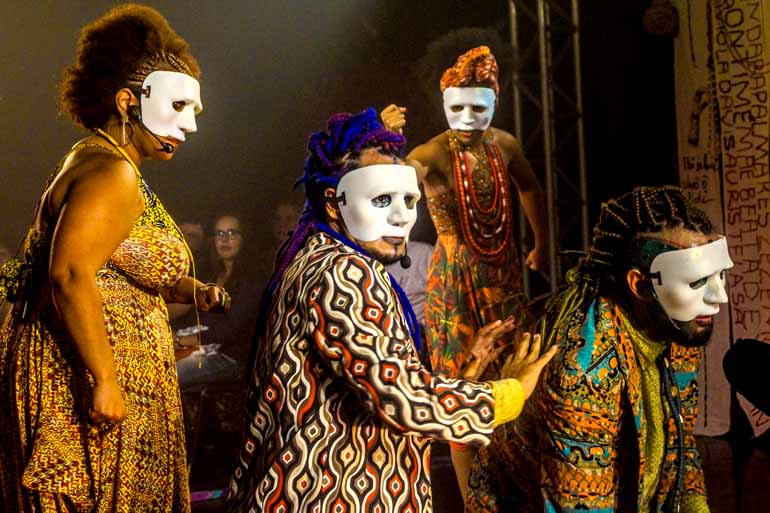 Divulgação - ‘Macumba- Uma Gira Sobre Poder’: espetáculo que será apresentado em Londrina faz parte de projeto que dissemina a ancestralidade e a ritualidade africanas Divulgação - ‘Macumba- Uma Gira Sobre Poder’: espetáculo que será apresentado em Londrina faz parte de projeto que dissemina a ancestralidade e a ritualidade africanas