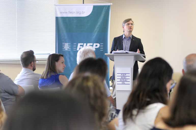 Saulo Ohara - O advogado Christian Jorge em palestra promovida pela Fiep em Londrina: patrões e empregados estão inseguros sobre condições previstas no acordo de admissão Saulo Ohara - O advogado Christian Jorge em palestra promovida pela Fiep em Londrina: patrões e empregados estão inseguros sobre condições previstas no acordo de admissão