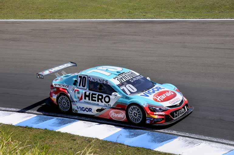 Fotos: Saulo Ohara - No início dos anos 2000, a Stock abandonou os modelos adaptados e adotou o chassi tubular; o banco, totalmente de carbono, é similar ao usado na Nascar Fotos: Saulo Ohara - No início dos anos 2000, a Stock abandonou os modelos adaptados e adotou o chassi tubular; o banco, totalmente de carbono, é similar ao usado na Nascar