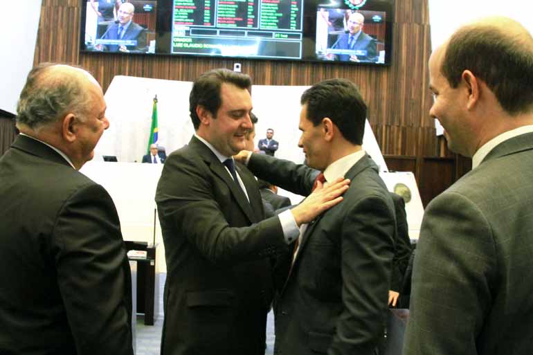 Noemi Froes/Alep - Ratinho Jr. (PSD) cumprimenta colegas: deputado oficializou saída do governo após quase quatro anos à frente da Secretaria de Desenvolvimento Urbano Noemi Froes/Alep - Ratinho Jr. (PSD) cumprimenta colegas: deputado oficializou saída do governo após quase quatro anos à frente da Secretaria de Desenvolvimento Urbano
