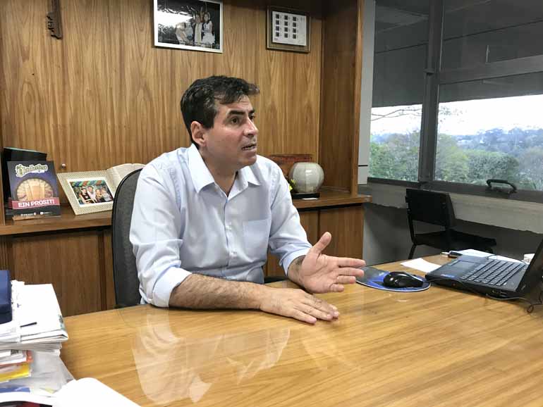 Guilherme Marconi - Em seu despacho, o prefeito Marcelo Belinati (PP) deu prazo até outubro para que os procuradores do município batam o cartão ponto como os demais servidores Guilherme Marconi - Em seu despacho, o prefeito Marcelo Belinati (PP) deu prazo até outubro para que os procuradores do município batam o cartão ponto como os demais servidores