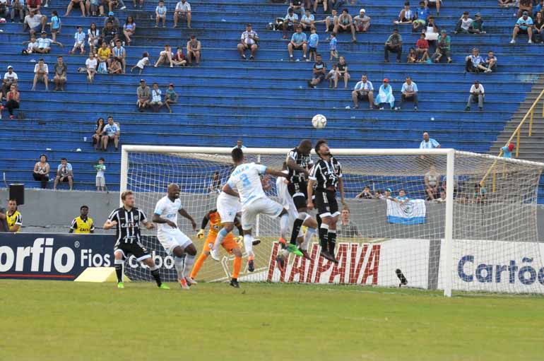 Gustavo Carneiro - Nas últimas sete partidas, LEC sofreu 13 gols, sendo oito em cruzamentos Gustavo Carneiro - Nas últimas sete partidas, LEC sofreu 13 gols, sendo oito em cruzamentos