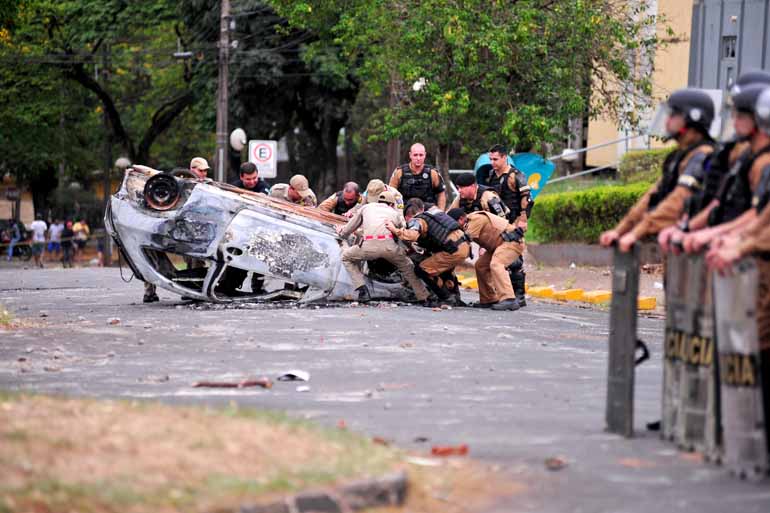 Cenário em frente ao prédio da 7a Subdivisão Policial era de destruição após a madrugada de caos