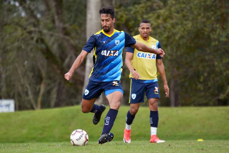 Gustavo Oliveira/Londrina Esporte Clube - Dirceu admitiu o erro em Criciúma, mas não quer saber de pegação no pé: Gustavo Oliveira/Londrina Esporte Clube - Dirceu admitiu o erro em Criciúma, mas não quer saber de pegação no pé: