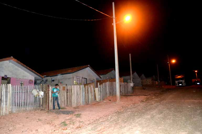 Gilson Sarapho/Divulgação - Parte das casas ainda estão vazias à espera da conclusão das obras, mas instalação da rede elétrica e iluminação das ruas foram concluídas pela Copel Gilson Sarapho/Divulgação - Parte das casas ainda estão vazias à espera da conclusão das obras, mas instalação da rede elétrica e iluminação das ruas foram concluídas pela Copel