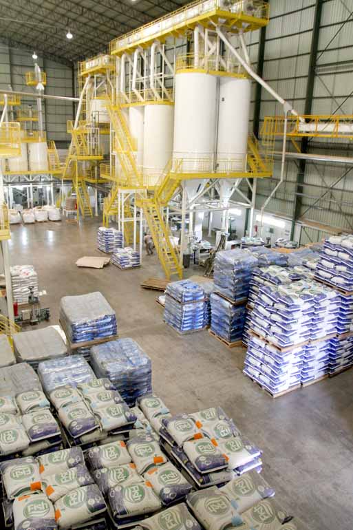 Roberto Custódio - A cooperativa Integrada, maior empresa de Londrina, investiu R$ 40 milhões em adequação de estrutura e inaugurou uma nova fábrica de ração Roberto Custódio - A cooperativa Integrada, maior empresa de Londrina, investiu R$ 40 milhões em adequação de estrutura e inaugurou uma nova fábrica de ração