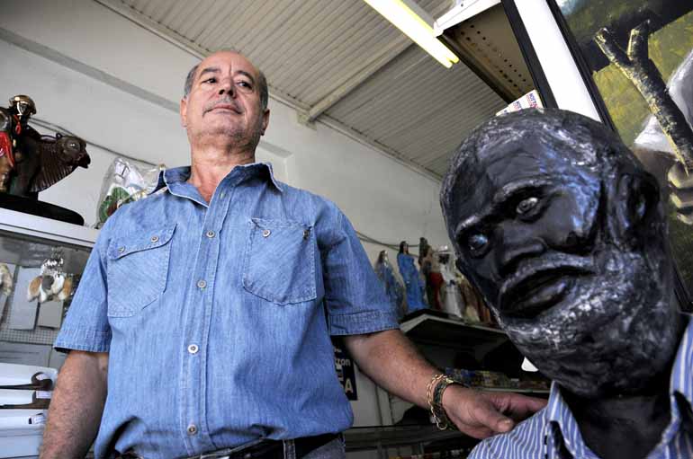 Saulo Ohara - Proprietário de uma loja de artigos religiosos na rua Sergipe, João Batista teve uma das imagens destruídas em 2013