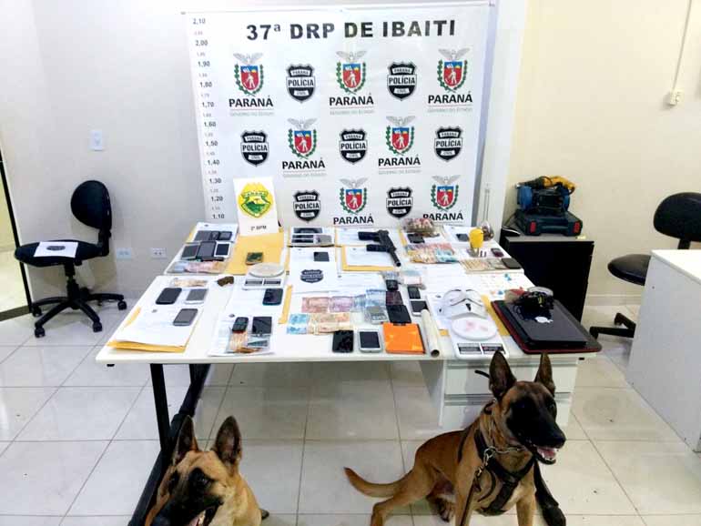 Polícia Civil/Divulgação - Nas ações de busca e apreensão foram encontradas porções fracionadas de maconha e cocaína e um simulacro de arma de fogo Polícia Civil/Divulgação - Nas ações de busca e apreensão foram encontradas porções fracionadas de maconha e cocaína e um simulacro de arma de fogo