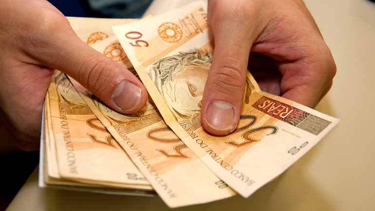 USP Imagens - O piso mediano no Paraná saltou de R$ 1.184, em 2016, para 1.223, em 2017 USP Imagens - O piso mediano no Paraná saltou de R$ 1.184, em 2016, para 1.223, em 2017