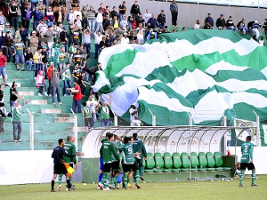 Arapongas vence e chega à liderança na Série D