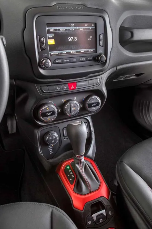 O SUV oferece vários itens, como sensor de estacionamento e câmeras de ré, um display de 7" com informações sobre o veículo e trajeto, ar condicionado de duas zonas e sistema de som com oito alto fala