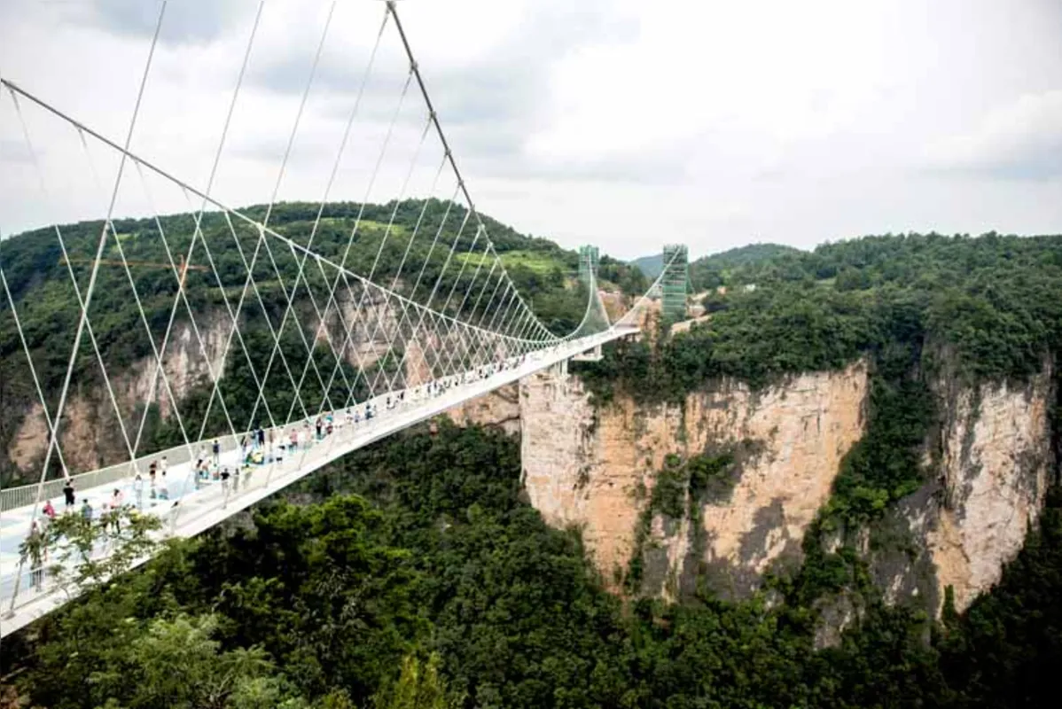 A estrutura tem 430 metros de comprimento  e está  suspensa 300 metros acima do solo, no parque natural de Zhangjiajie