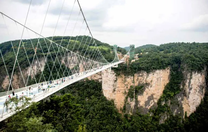 A estrutura tem 430 metros de comprimento  e está  suspensa 300 metros acima do solo, no parque natural de Zhangjiajie