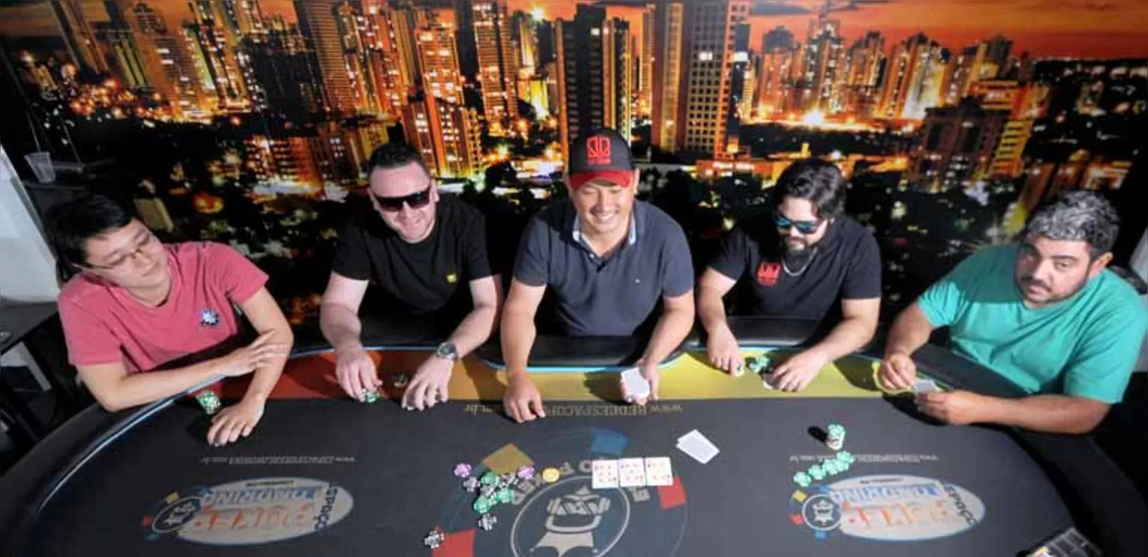 Entre os participantes do Red Queens, clube de pôquer criado em Londrina, há jogadores profissionais: jogos on-line rendem maiores premiações