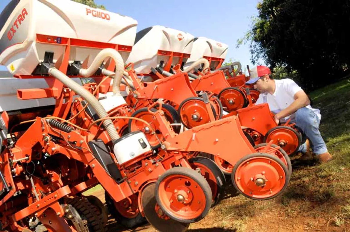 Ricardo Amano com a semeadeira adquirida em 2014; a opção pelo equipamento visou não atrasar o plantio da lavoura. Em vídeo no aplicativo Realidade Aumentada, ele comenta os benefícios de investir em