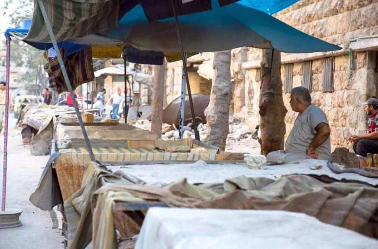 Após ajuda humanitária não conseguir entrar em Aleppo, comerciantes ficam sem produtos em tenda de mercado na área controlada pelos rebeldes