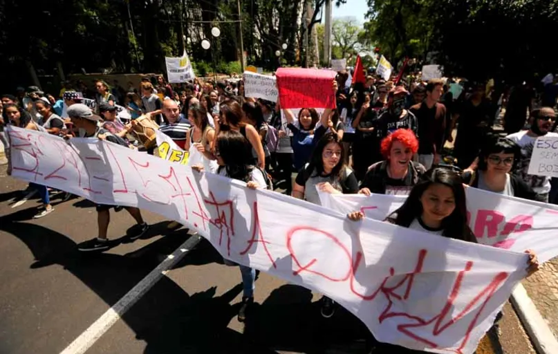 Protesto no Calçadão reuniu estudantes de Londrina e região