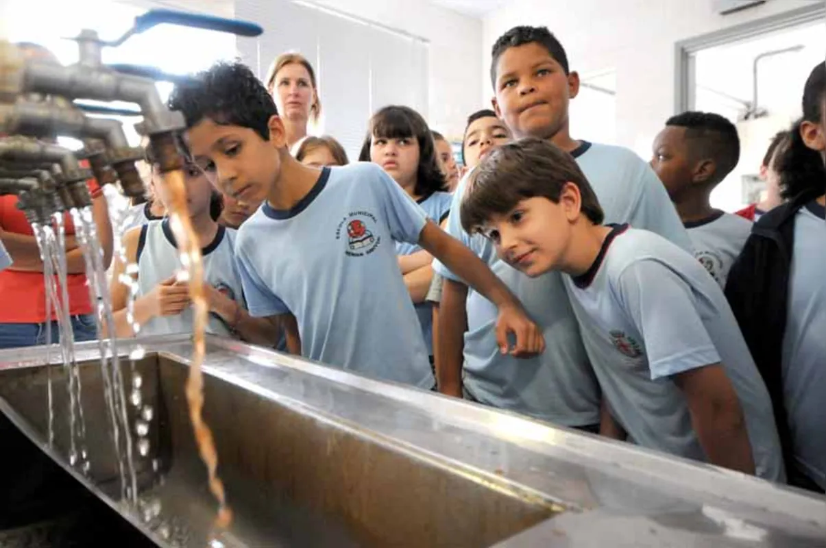 Alunos do terceiro ano da Escola Municipal Neman Sahyun viram de perto o processo de tratamento da água