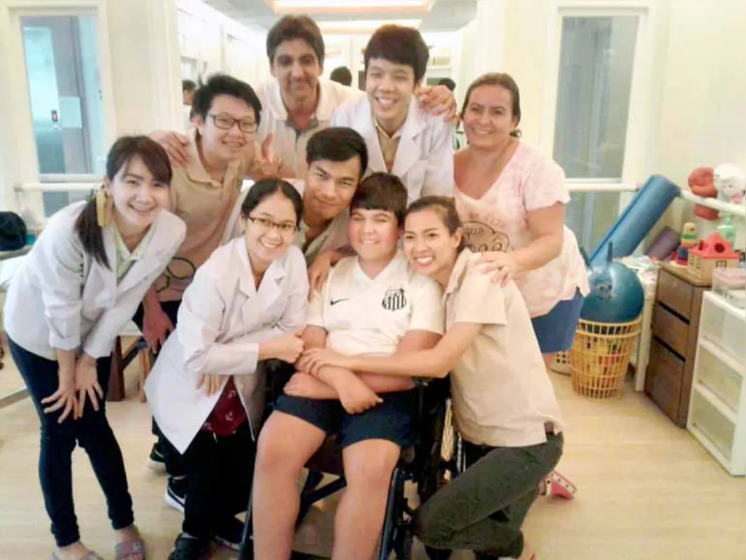 Gustavo Oliveira (centro) com parte da equipe médica do Better Being Hospital, em Bangkok, onde iniciou terapia contra distrofia muscular de Duchenne