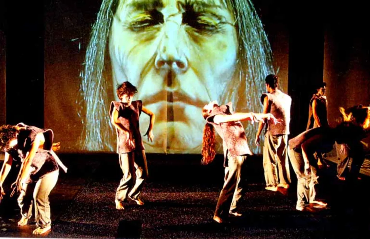 Cena de cARTAUDgrafia 3  o Retorno do Momo": releitura da obra de Artaud em espetáculo de grande impacto visual da companhia Taanteatro