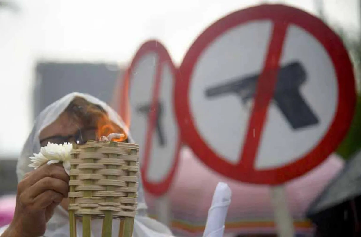 Protesto pela paz em Medellín poucos dias após a vitória do "não": acordo em suspenso