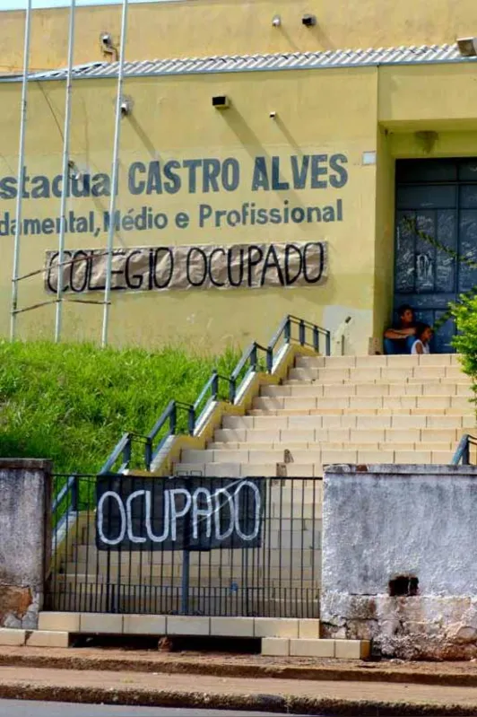 No Colégio Estadual Castro Alves, de Cornélio Procópio, os estudantes organizaram um mutirão de limpeza e estabeleceram um cronograma de atividades que inclui oficinas culturais e aulas de professor