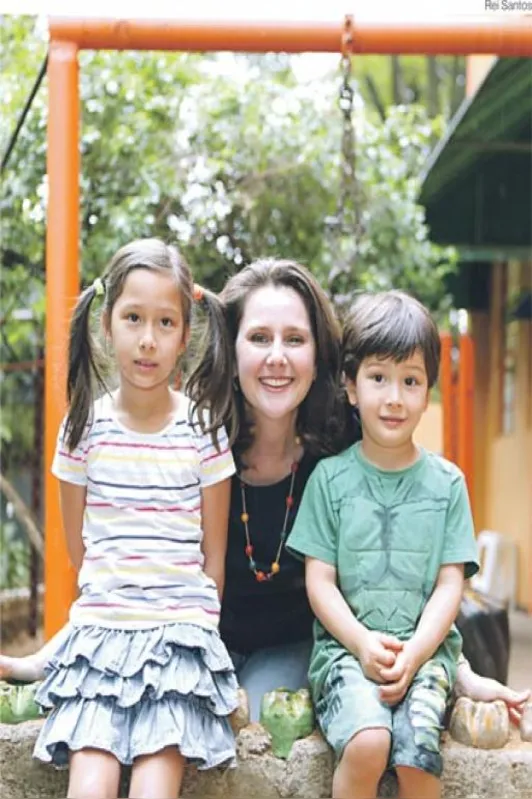 Stella Meneghel com os filhos Manuela e Cassiano: visitas a escolas, suas referências e opiniões de outros pais ajudaram na escolha