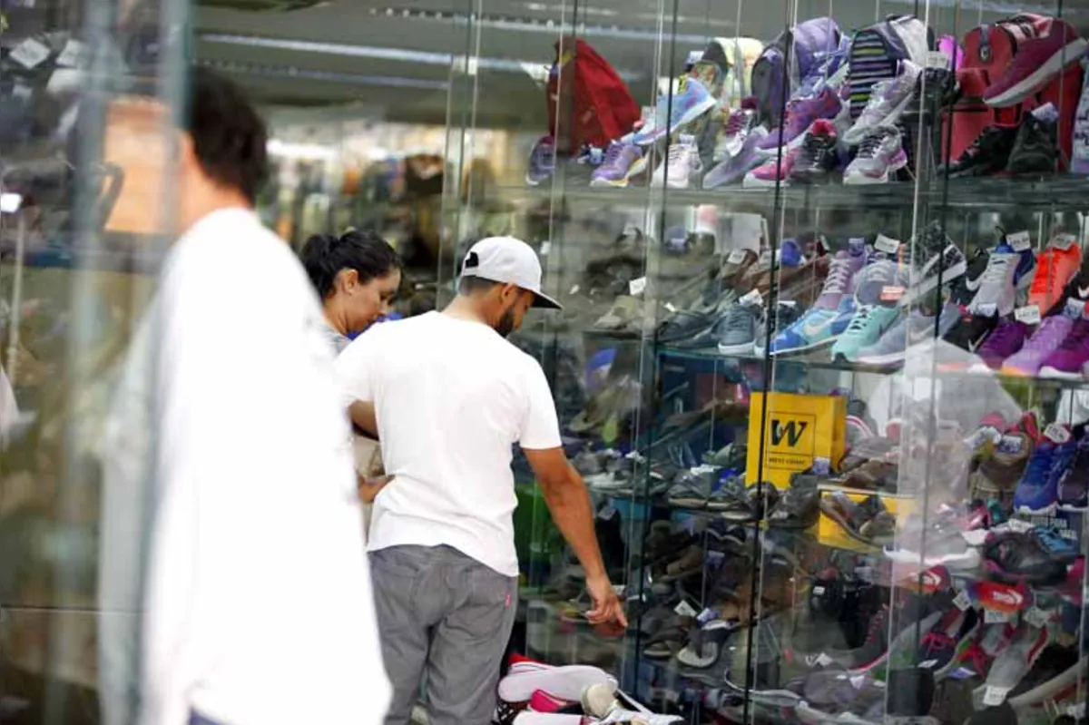 Pesquisa do IBGE mostra que segmento de vestuário, calçados e acessórios permaneceu estável em agosto ante ao mês anterior