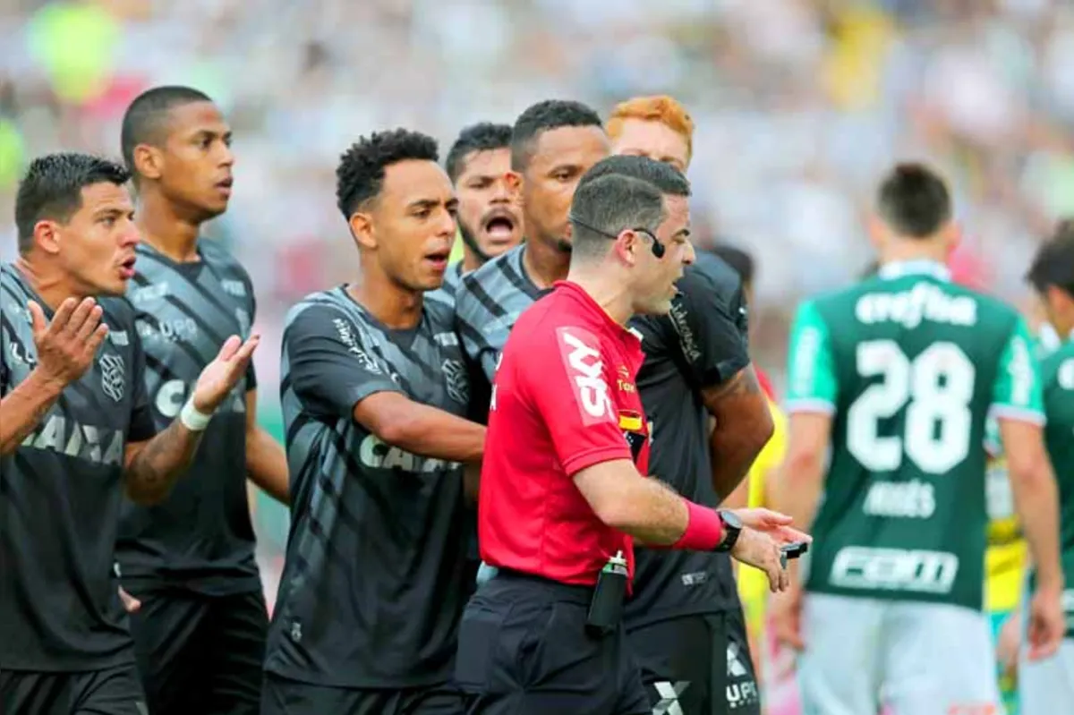 Clube catarinense alegou irregularidade no arremesso lateral que resultou em um dos gols da vitória do Palmeiras no último domingo