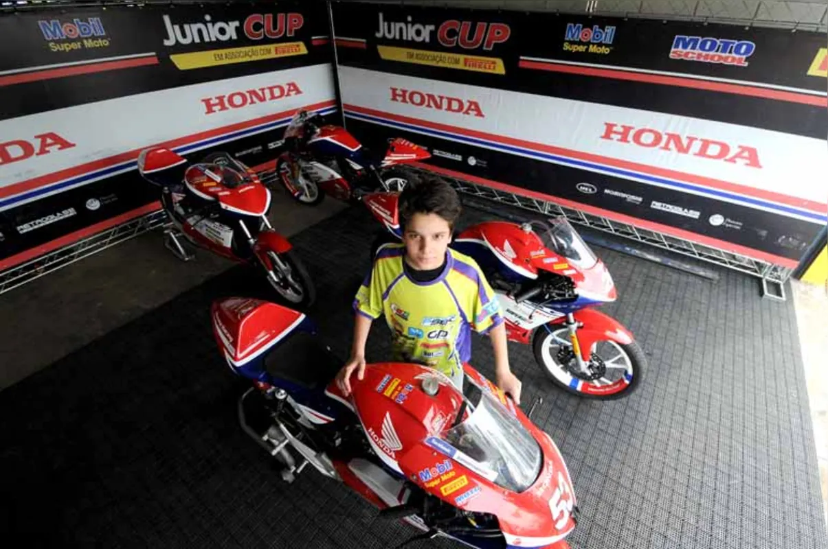 Léo Manella, 13 anos, é o caçula dos londrinenses da motovelocidade: vitória seria o presente de aniversário