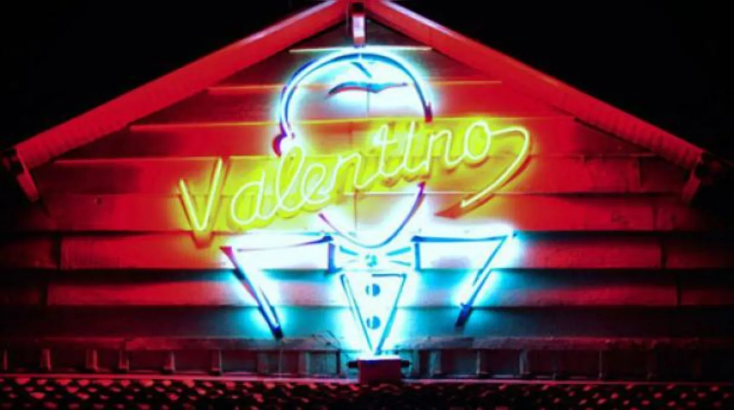 Imagem ilustrativa da imagem Bar Valentino realiza festa neon para comemorar Halloween