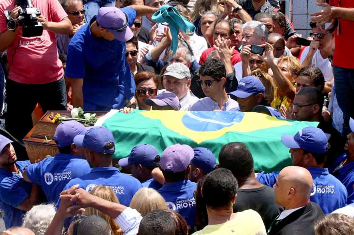 Cerca de 300 pessoas acompanharam o funeral de Carlos Alberto Torres no Rio: dos jogadores do Tri, só foi o Caju