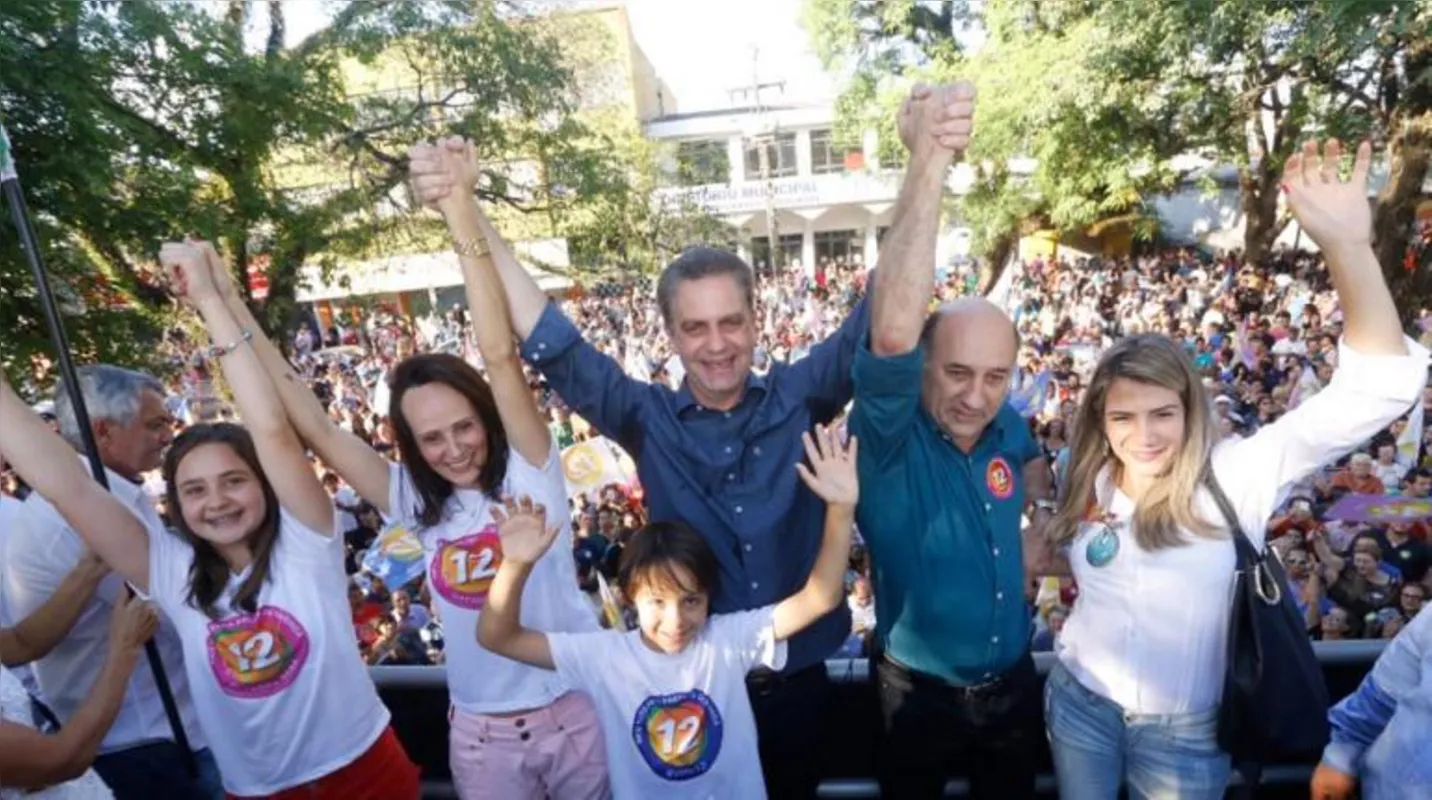 Imagem ilustrativa da imagem Eleito prefeito de Curitiba, Greca comemora vitória sobre Leprevost: "eu voltei"