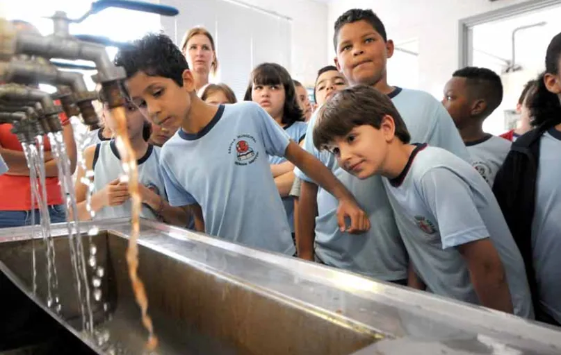 Alunos do terceiro ano da Escola Municipal Neman Sahyun viram de perto o processo de tratamento da água