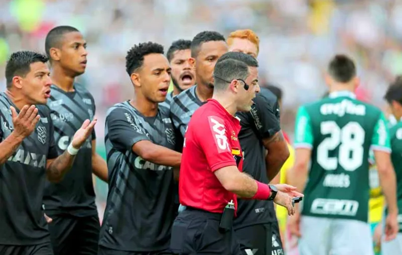 Clube catarinense alegou irregularidade no arremesso lateral que resultou em um dos gols da vitória do Palmeiras no último domingo