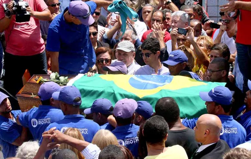 Cerca de 300 pessoas acompanharam o funeral de Carlos Alberto Torres no Rio: dos jogadores do Tri, só foi o Caju