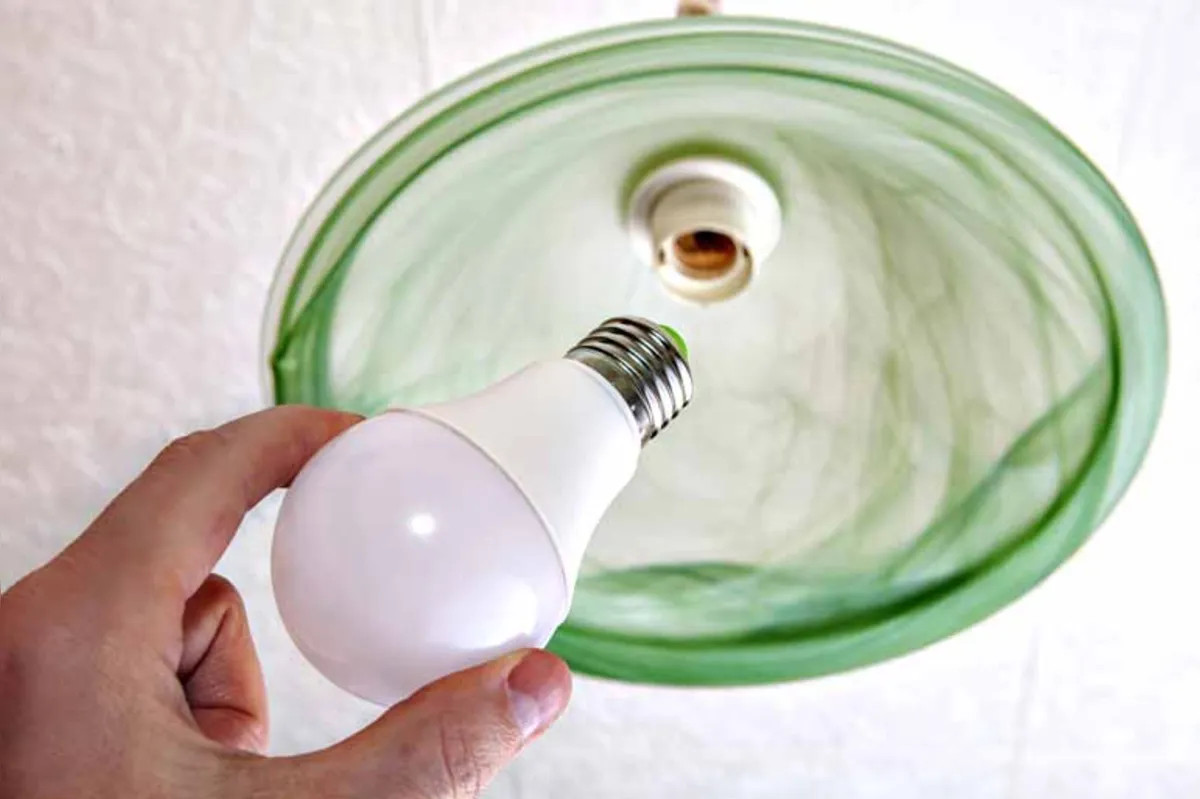 Trocar lâmpadas antigas para o modelo LED pode ser o primeiro passo para reduzir as despesas