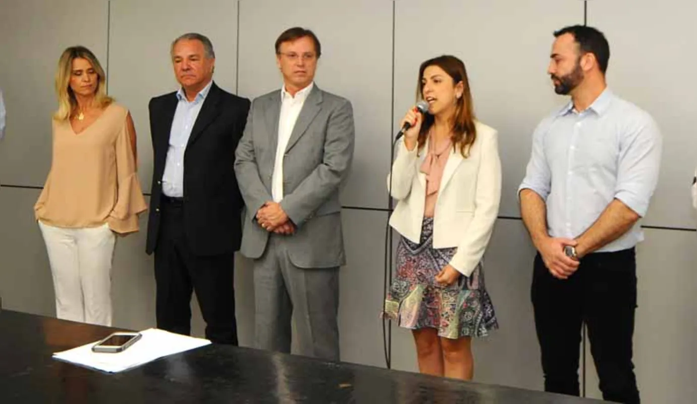 Ana Carolina, gerente da BRF, discursa em solenidade no gabinete do prefeito Alexandre Kireeff