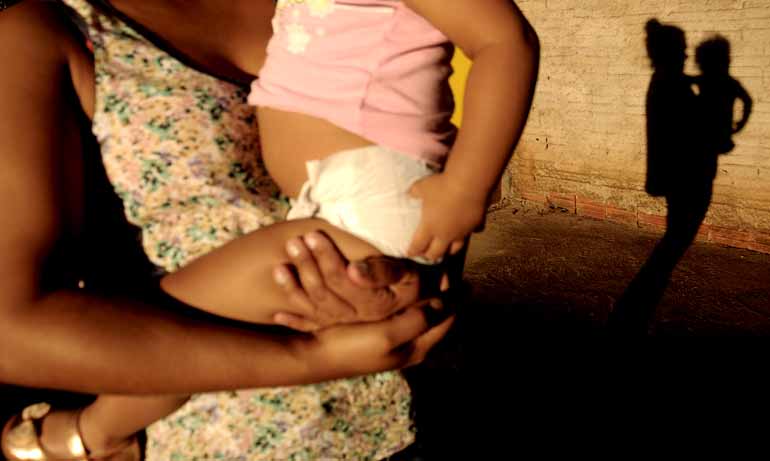 "É minha primeira e última filha; dá muito trabalho", confessa jovem moradora da zona norte de Londrina