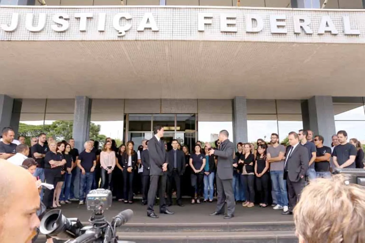 Manifestação reuniu ao menos 50 juízes, procuradores e servidores federais na entrada do prédio da Justiça Federal de Londrina