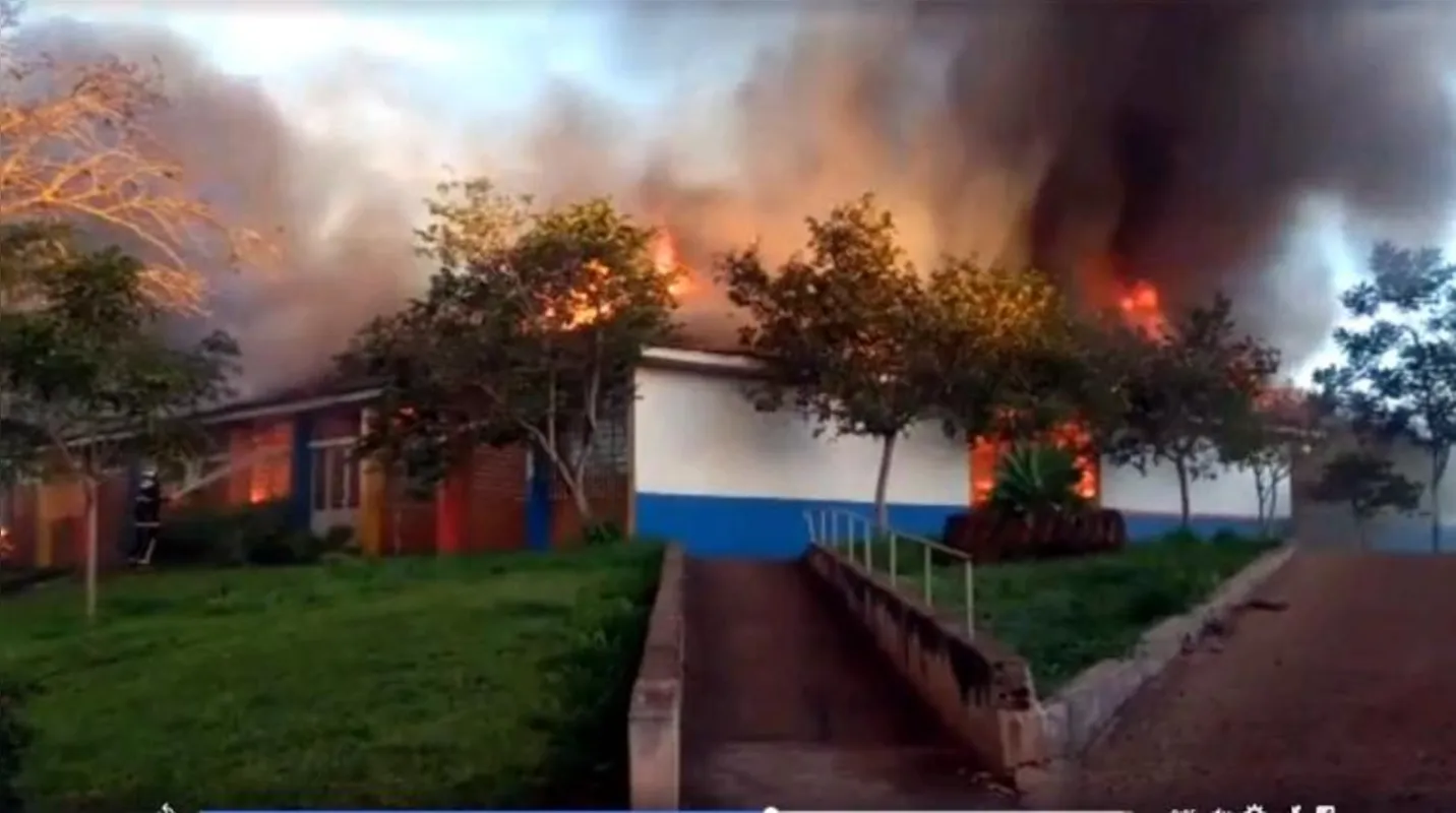 Imagem ilustrativa da imagem Incêndio destrói escola municipal no Norte Pioneiro; assista!