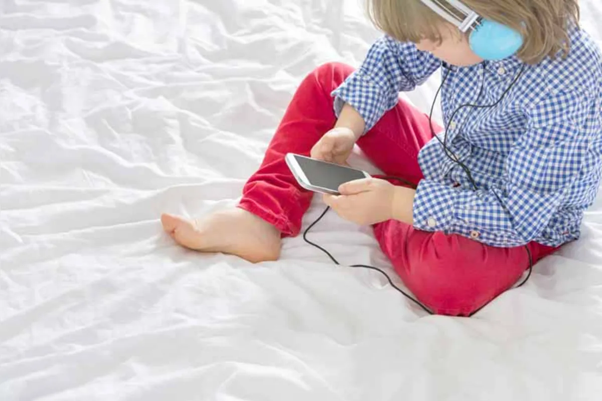 Pediatra orienta que cabe aos pais confiscar o celular da criança na hora de dormir