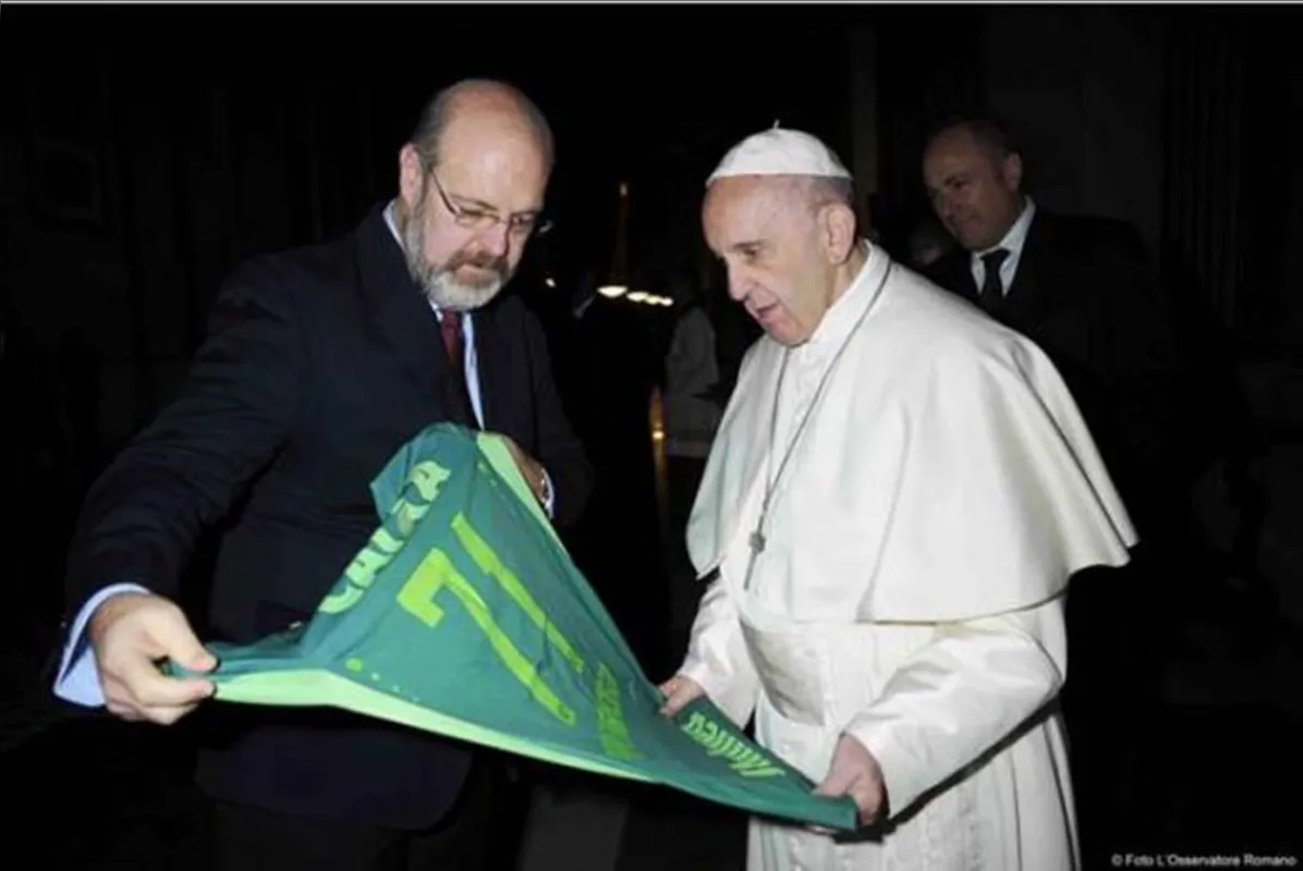 Imagem ilustrativa da imagem Papa ganha camisa da Chape de presente