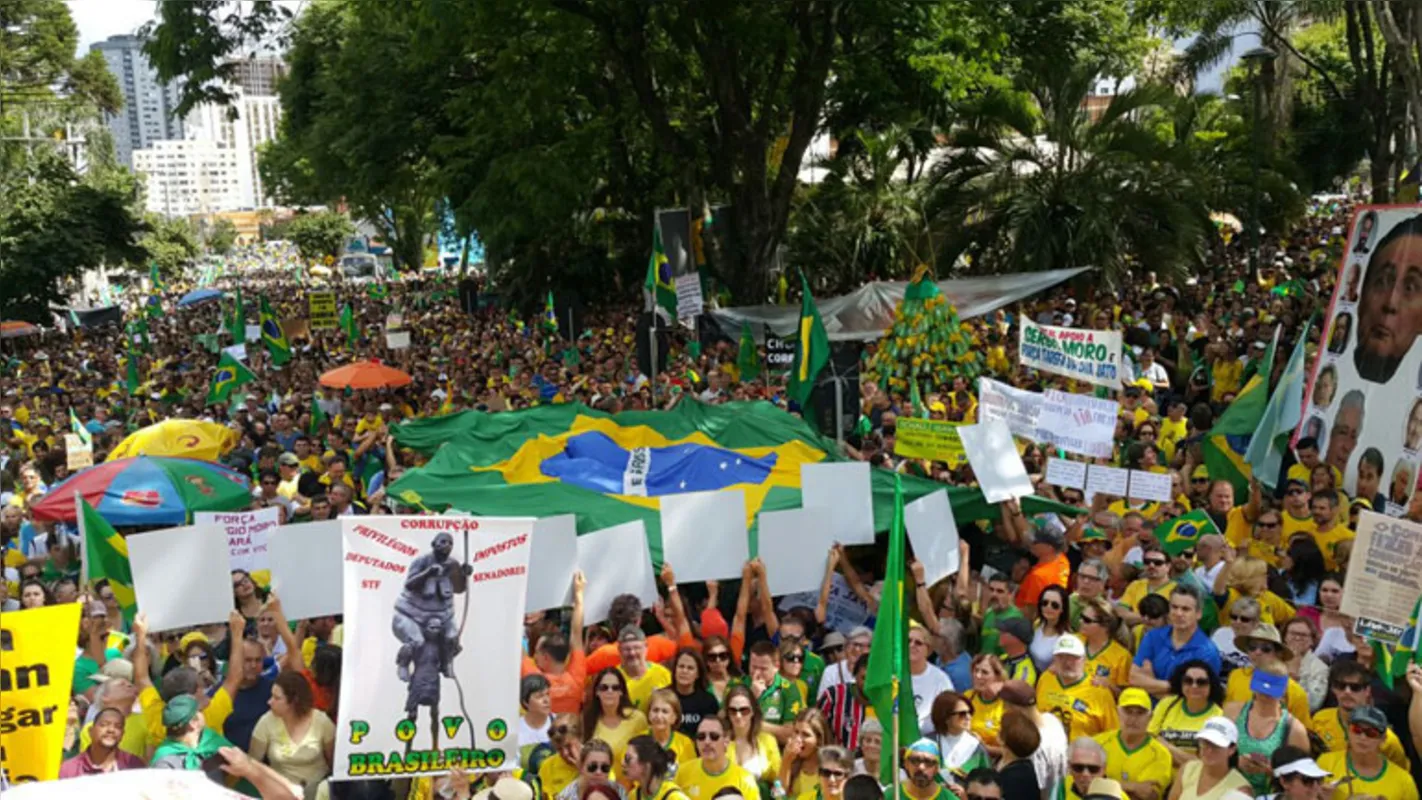 Imagem ilustrativa da imagem Londrinenses apoiam a Lava Jato em manifestação na Gleba Palhano