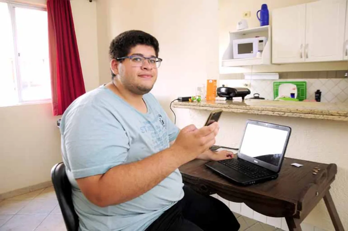 Telefone fixo e computador de mesa dão lugar ao smartphone e ao notebook no apartamento do estudante Lucas Lopes: mobilidade