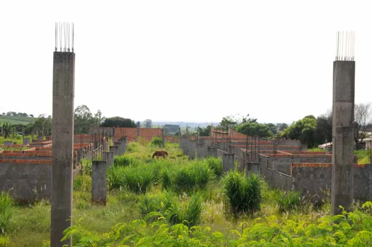 Unidade, na zona norte de Londrina, custaria R$ 6 milhões: construção abandonada e tomada pelo mato