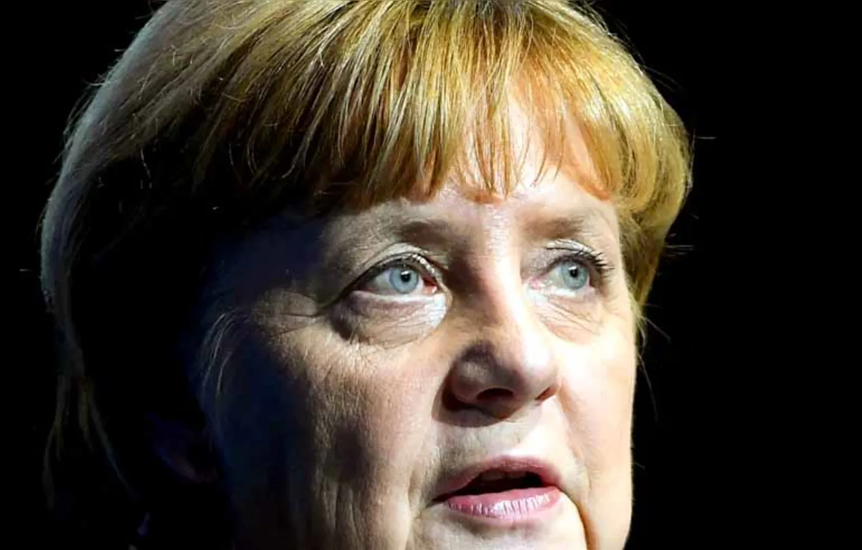 Política de portas abertas danificou a imagem de Angela Merkel após uma série de ataques terroristas relacionados a migrantes, como o atentado a um mercado natalino em Berlim