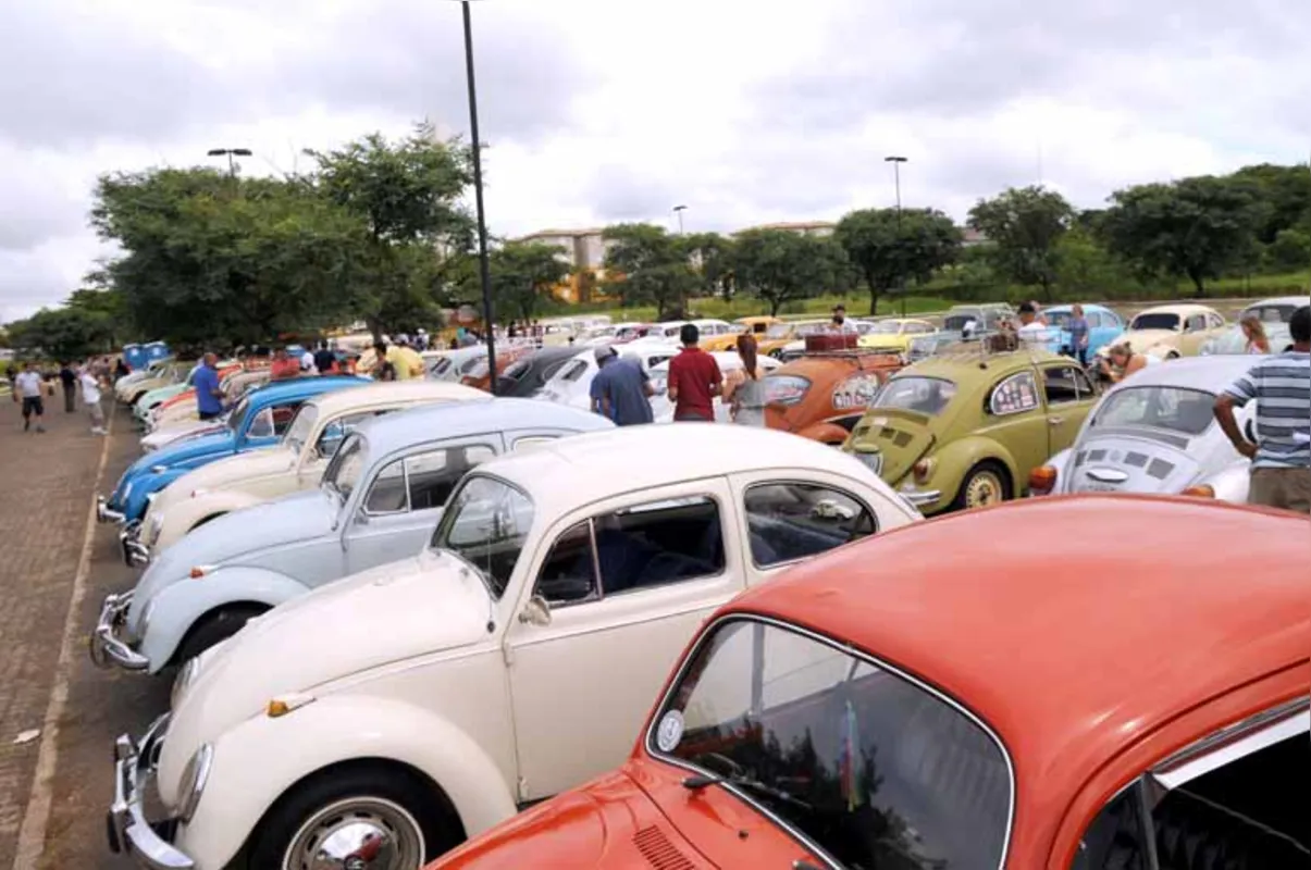 Encontro realizado na zona oeste de Londrina reuniu aficionados pelo veículo e familiares